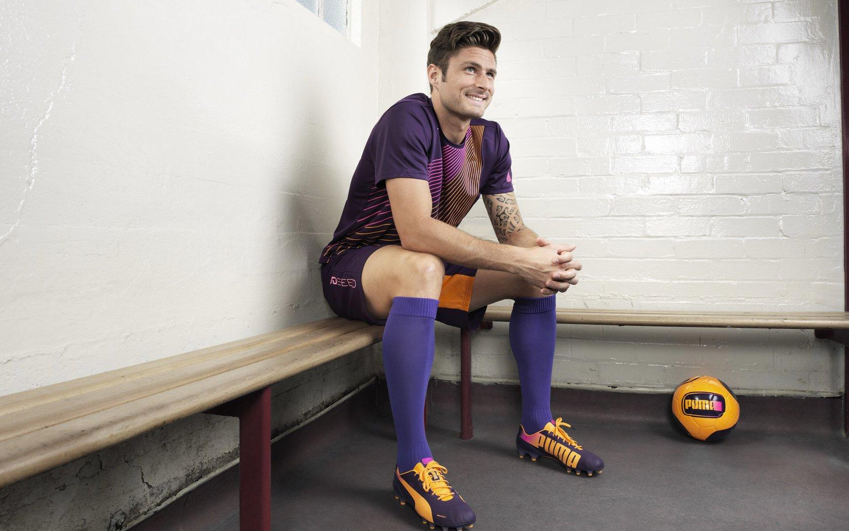 巴恩斯双响闪耀全场，精准传球助球队力克曼城